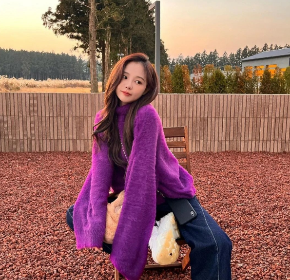 Cô cũng theo đuổi phong cách nữ tính và trang điểm nhẹ nhàng để tận dụng lợi thế vẻ ngoài.