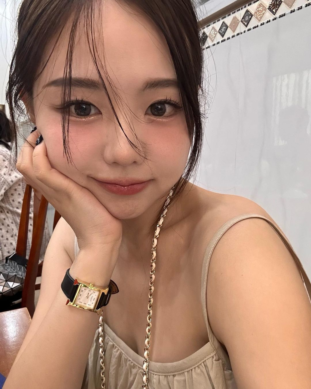 Hong Young Ki là hot girl đời đầu ở Hàn Quốc, hiện tại cô lại là hot mom nổi tiếng đình đám trên MXH.