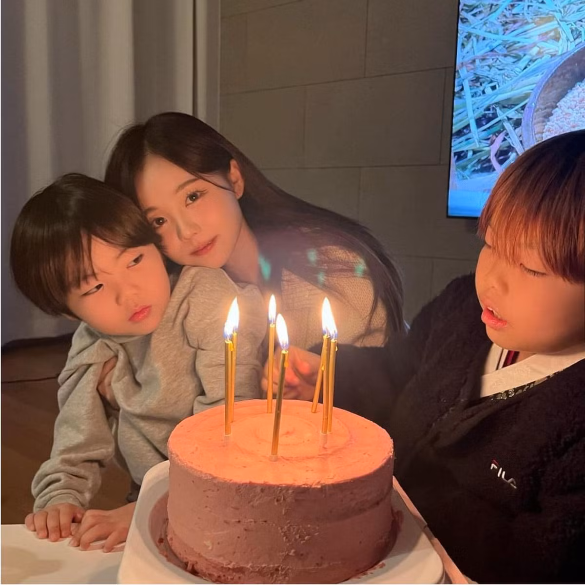 Được biết Hong Young Ki cao 1m49 và 41kg. Thời điểm mang thai cô từng nặng 63kg.