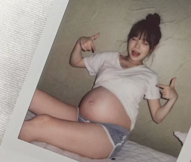 Người đẹp 9x có diện mạo trẻ trung, vóc dáng cân đối. Khi đứng cạnh người chồng kém 3 tuổi cô cũng không hề lép vế.