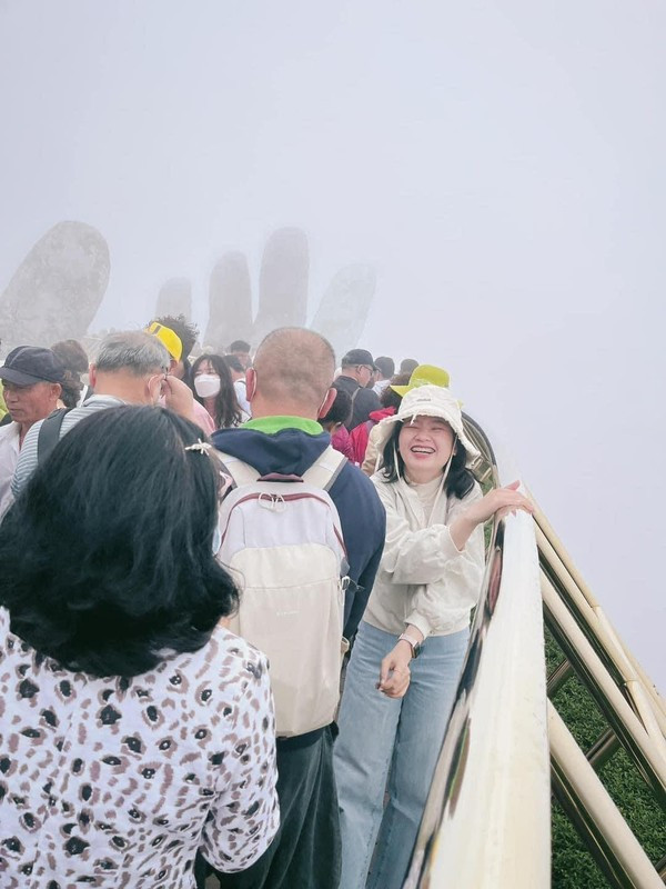 Điểm check-in cầu Vàng rất đông khách, khách du lịch gần như chen chúc nhau đi qua và không còn vị trí trống nào để cô gái có thể chụp ảnh.