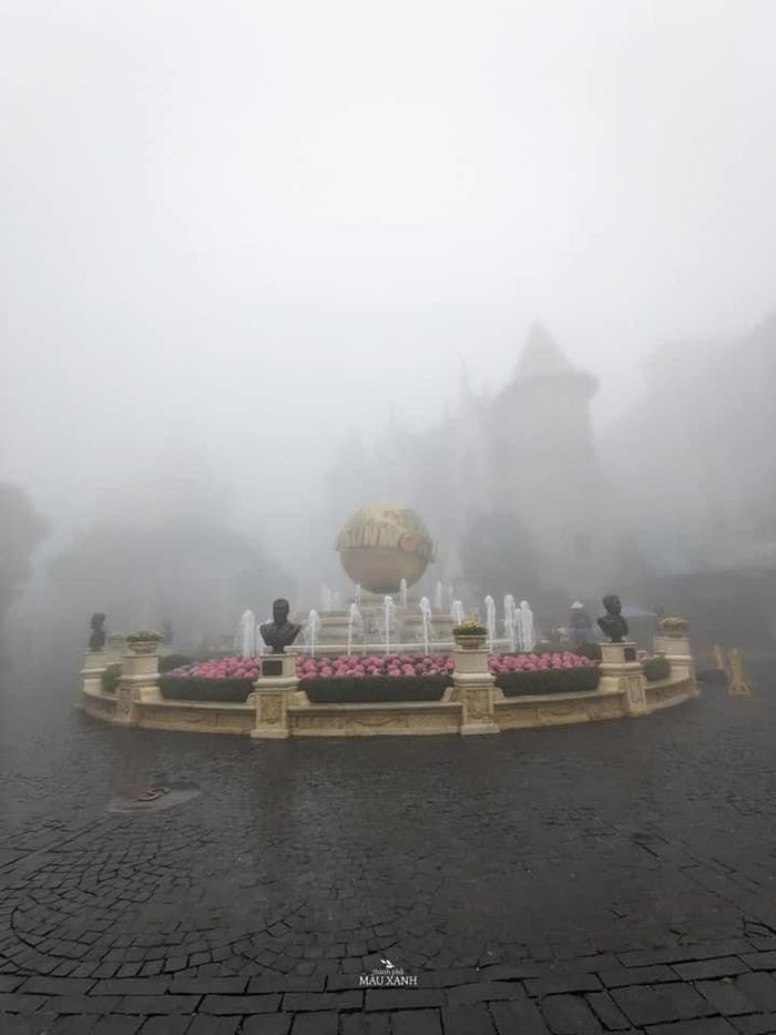 Theo lời cư dân mạng check-in đẹp lung linh là quá bình thường, đăng ảnh mờ mờ bí ẩn như thế có khi lại trở nên khác biệt.