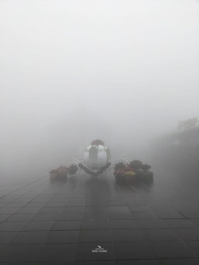 Mới đây, trên MXH một cô gái "kêu cứu" dân tình khi chi tiền lên Bà Nà Hills mà nhận lại chỉ toàn là một màu sương khói.