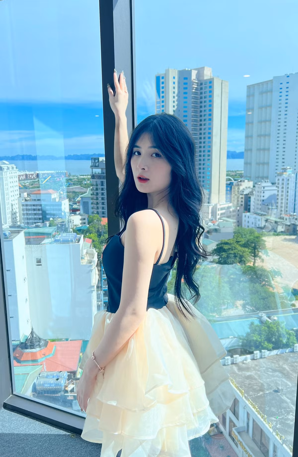 Quỳnh Alee là nữ streamer thế hệ mới đang đón nhận nhiều sự chú ý từ cộng đồng mạng vì sở hữu gương mặt dễ thương, thân hình bốc lửa.