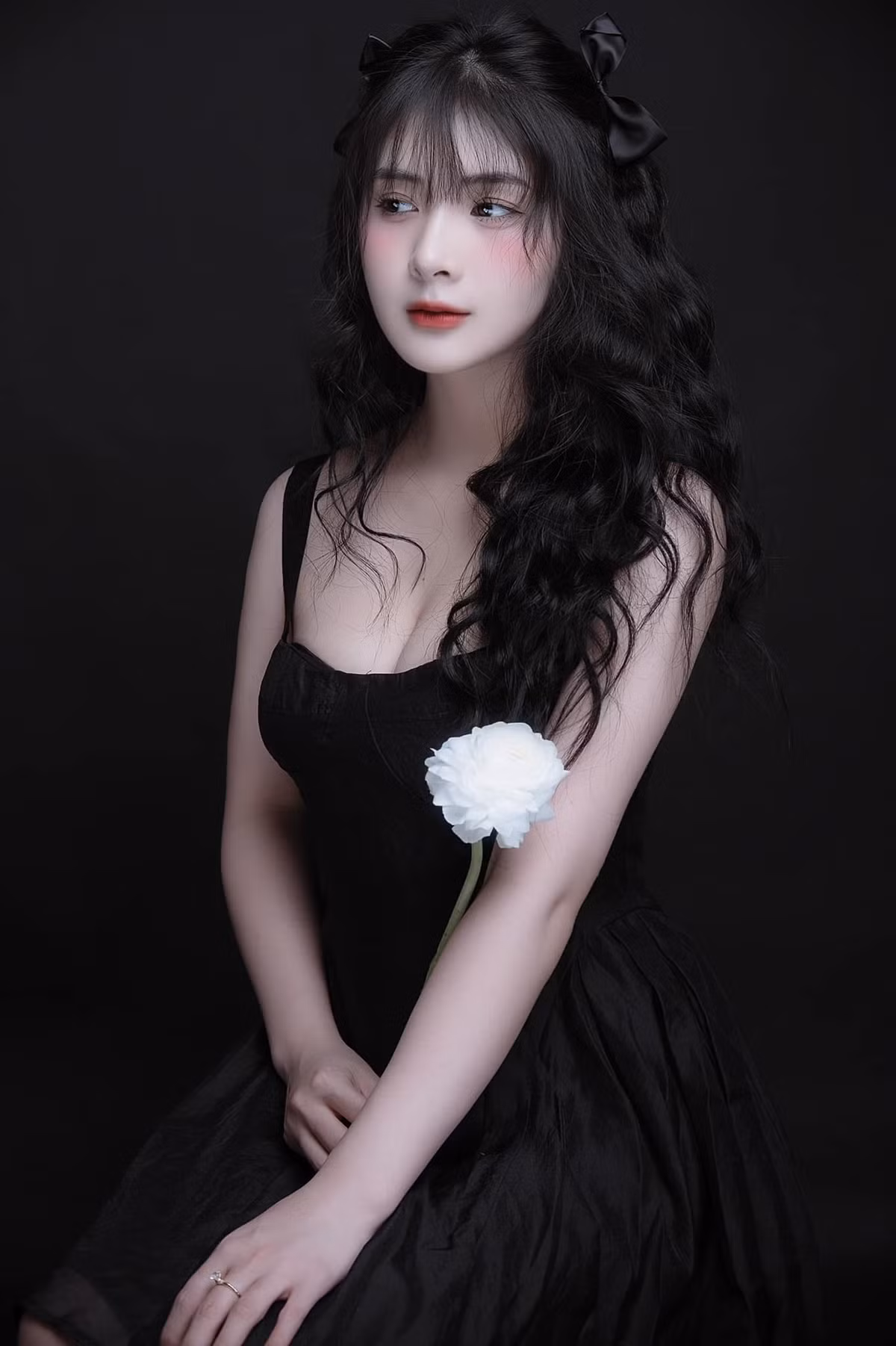 Mỗi khi đối mặt với thị phi, đàm tiếu, Quỳnh Alee đều giữ thái độ im lặng, bàng quang bất chấp ồn ào bủa vây.