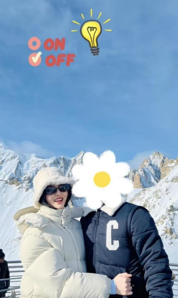 Dù cặp đôi không chính thức xác nhận chuyện tình cảm với mọi người nhưng vẫn thoải mái xuất hiện cùng nhau trong các sự kiện công khai như đám cưới dàn cầu thủ đội tuyển Việt Nam, ở sân bay,...