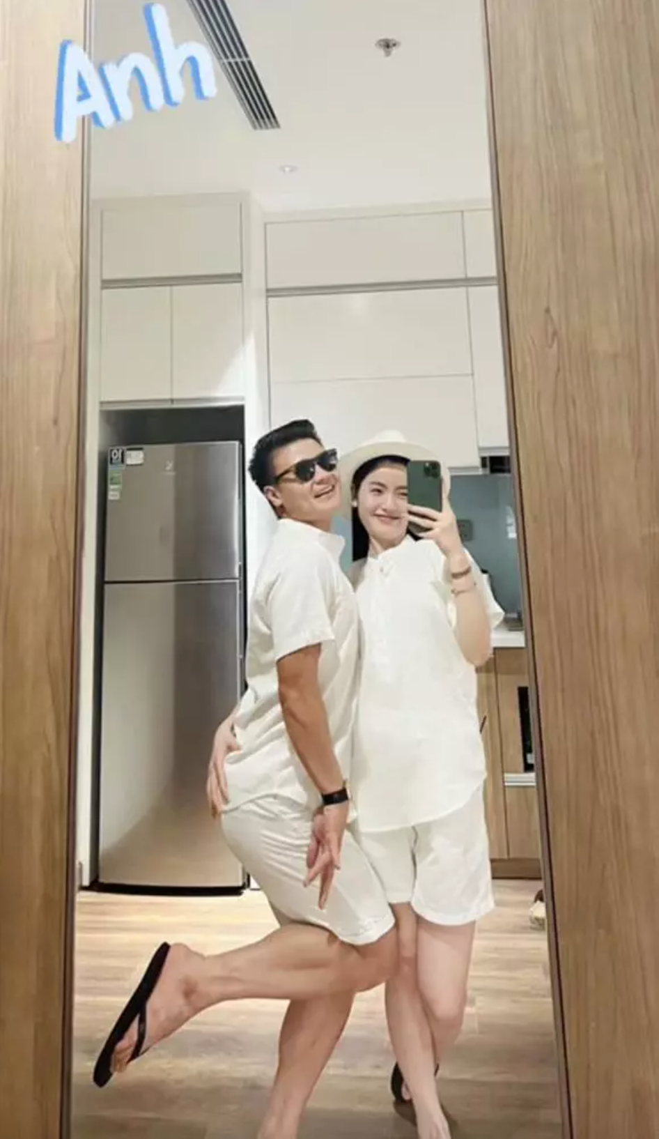 Một chi tiết gây chú ý là cầu thủ Quang Hải vô cùng hài hước khi tạo dáng chụp ảnh cùng người yêu. Hình ảnh này hoàn toàn trái ngược với sự quyết đoán, dứt khoát của chàng cầu thủ khi thi đấu.