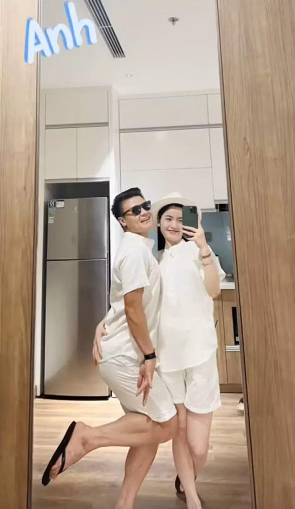 Một chi tiết gây chú ý là cầu thủ Quang Hải vô cùng hài hước khi tạo dáng chụp ảnh cùng người yêu. Hình ảnh này hoàn toàn trái ngược với sự quyết đoán, dứt khoát của chàng cầu thủ khi thi đấu.