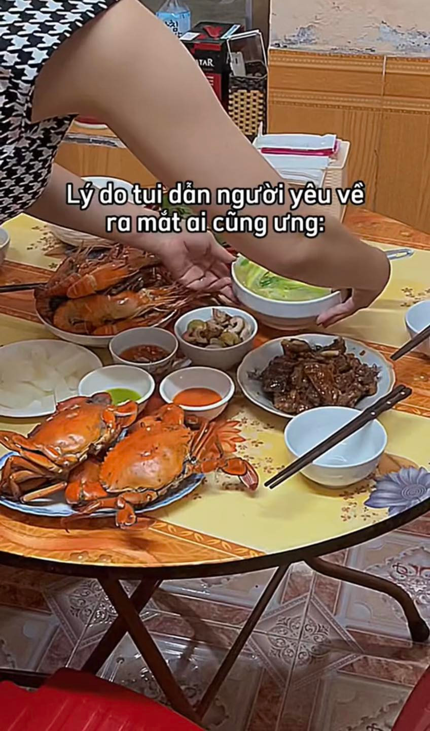 Theo loạt khoảnh khắc được chia sẻ, người yêu của anh xung phong vào bếp và thực hiện các món ăn ngon mời gia đình bạn trai. Ăn món nào ai cũng xuýt xoa khen ngợi vì quá ngon.