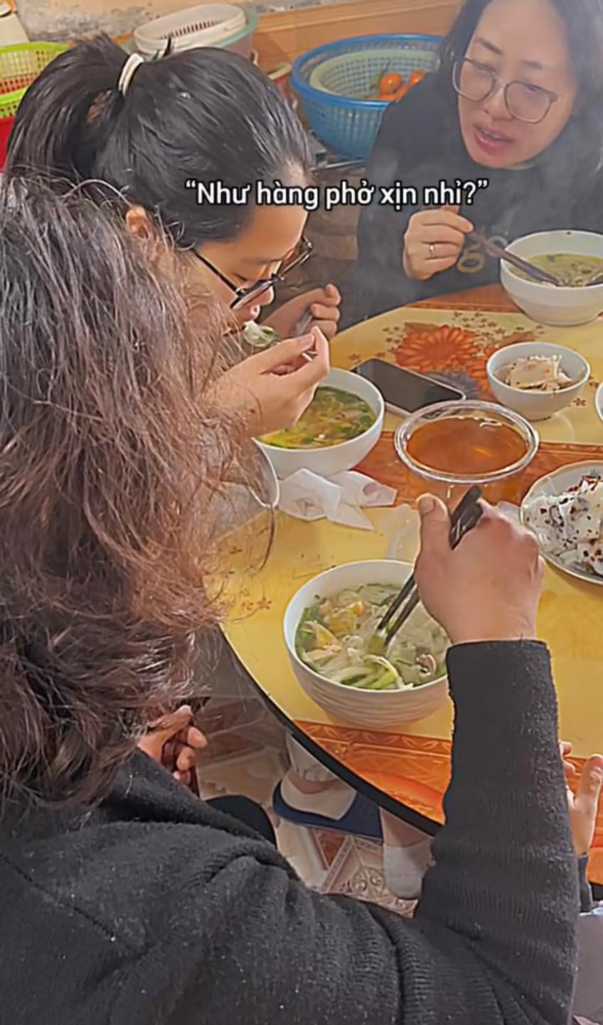 Tuy nhiên, phần lớn cư dân mạng vẫn cho rằng điều này chẳng có gì để tranh cãi, bởi theo họ nấu ăn có thể là niềm vui, đam mê của cô gái và tùy theo hoàn cảnh gia đình,...