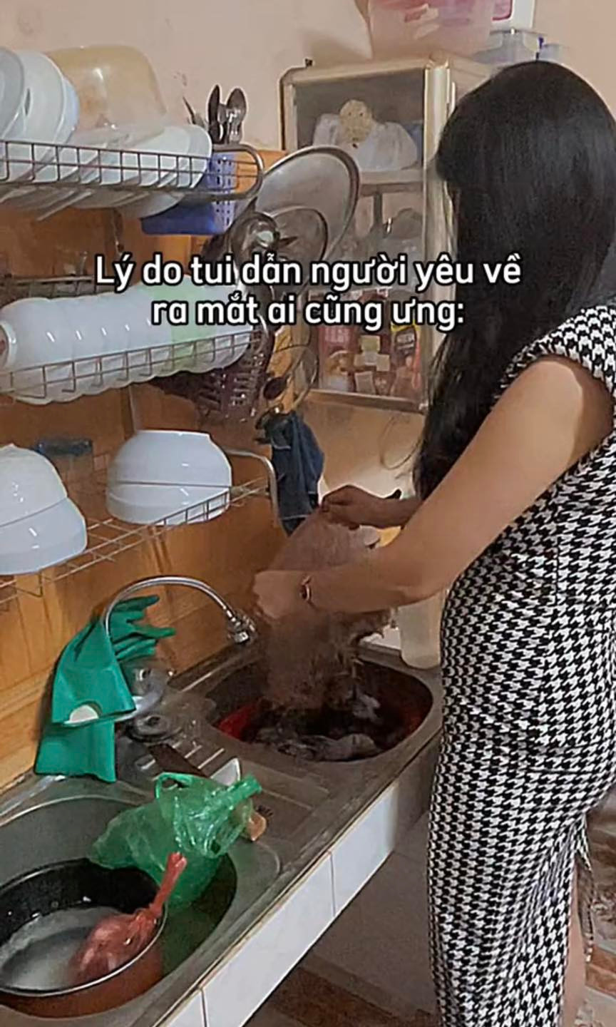 Mới đây một chàng trai khoe có bạn gái đúng chuẩn "nhà người ta" khi đưa cô về ra mắt gia đình mình, bài đăng nhanh chóng gây chú ý.