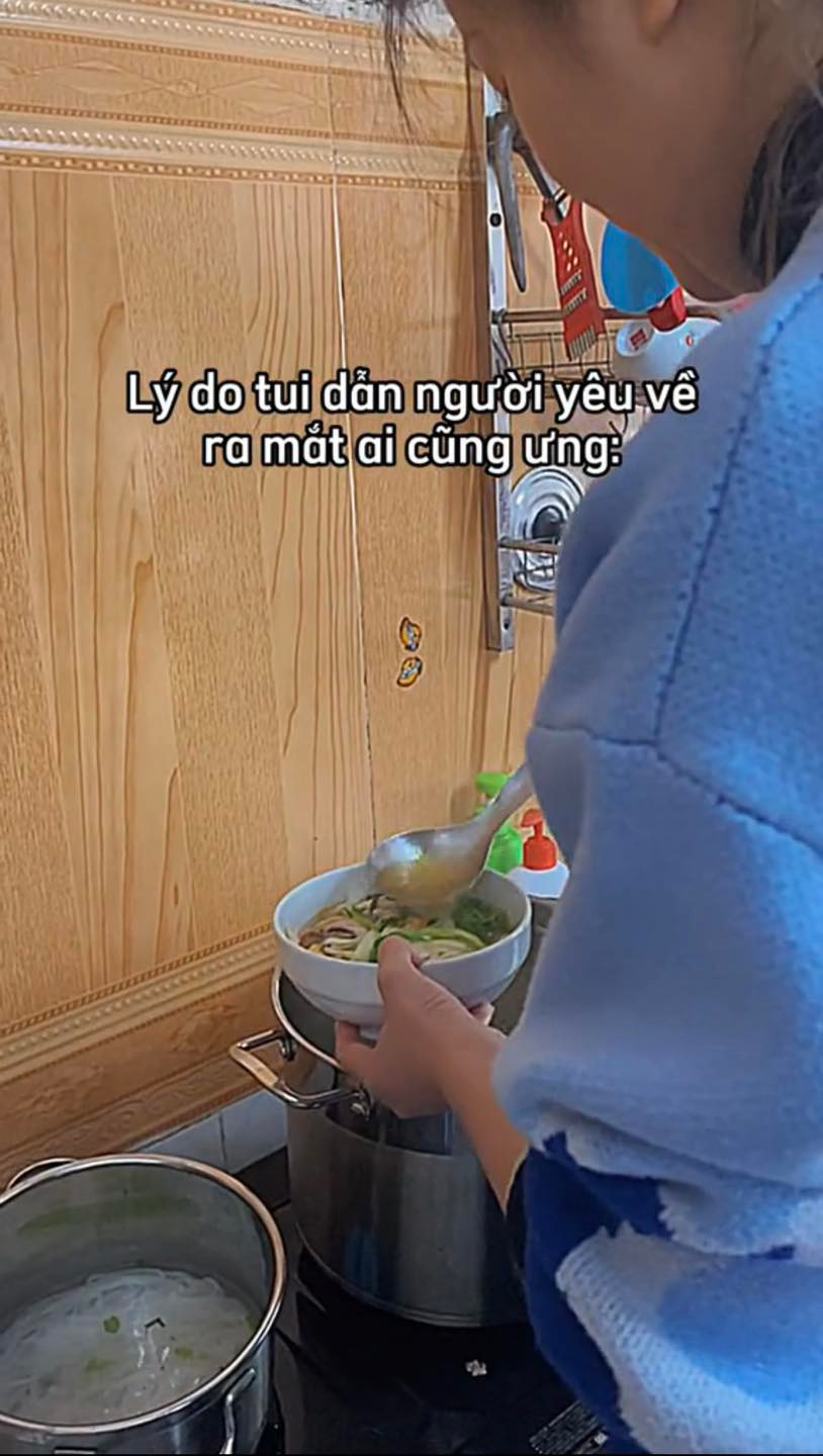 Không ít bình luận với ý kiến trái chiều như: "Lấy vợ hay giúp việc gia đình", "Rồi sau nhà có cỗ mà ốm vẫn phải làm vì chỉ chị ý nấu mới ngon"...