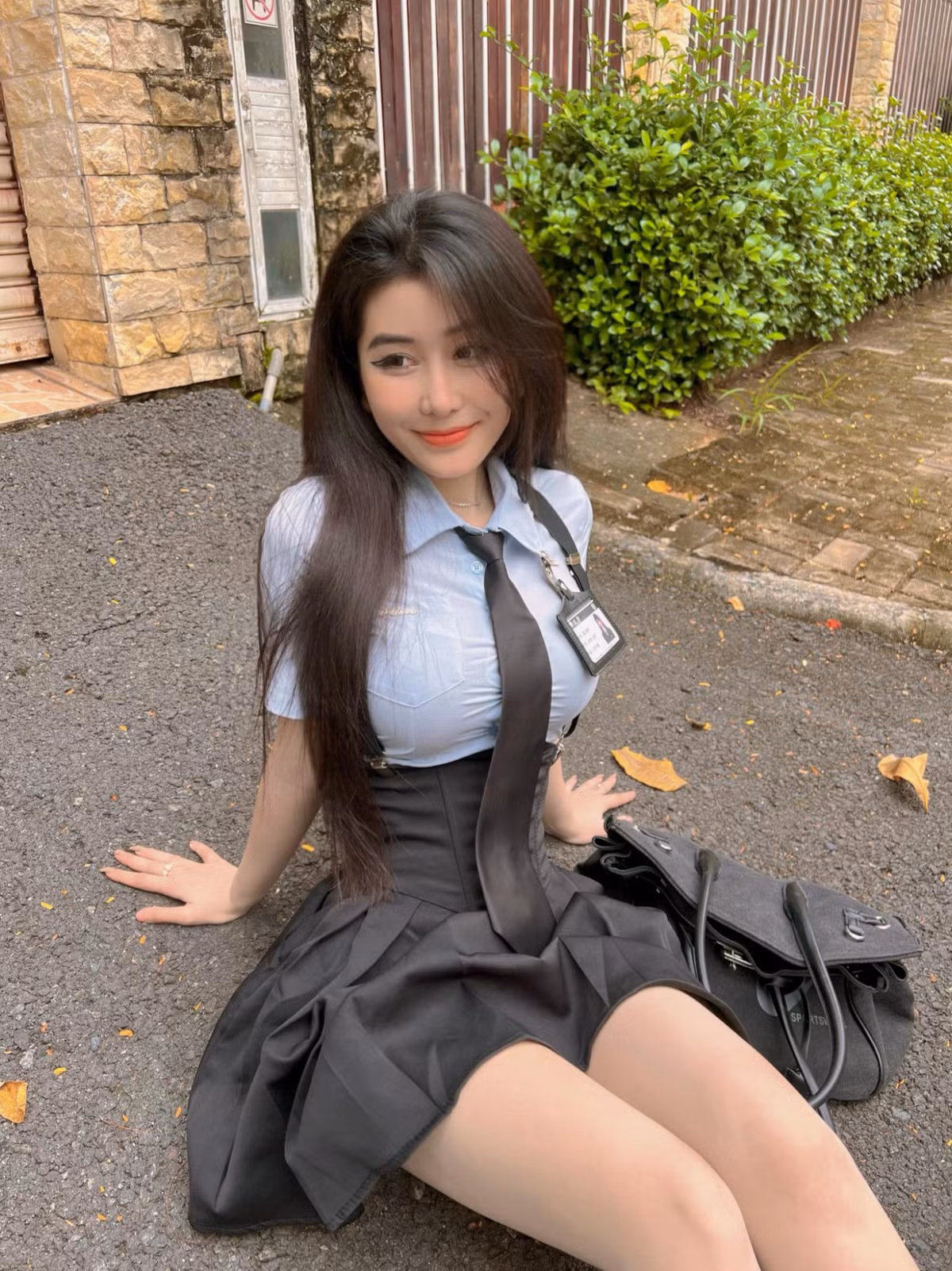 Nữ sinh Sài Thành cho biết, mình cao 1m64, vòng ngực 89cm, vòng 2 là 53cm nhưng khi ăn no sẽ là 56cm, vòng 3 ấn tượng với con số 96cm.