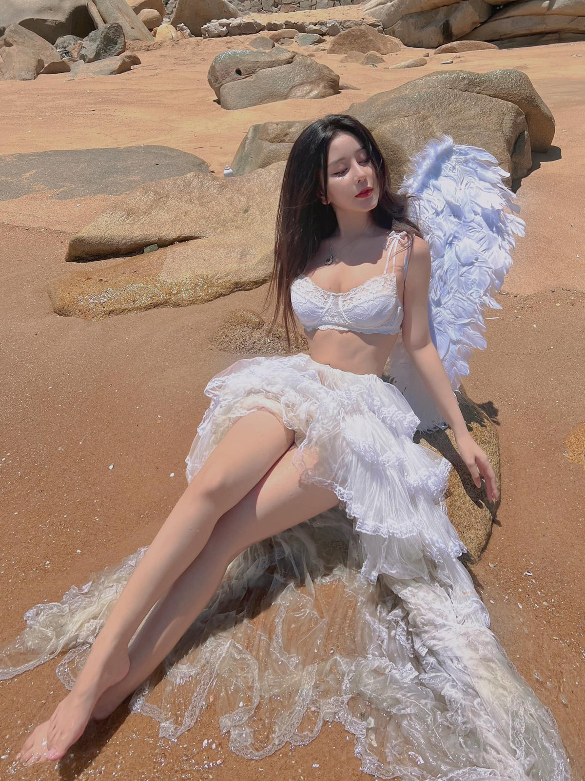 Sự nổi tiếng thường đi kèm với thị phi, nhiều người cho rằng cô đã phẫu thuật thẩm mỹ để có được ngoại hình như hiện tại.