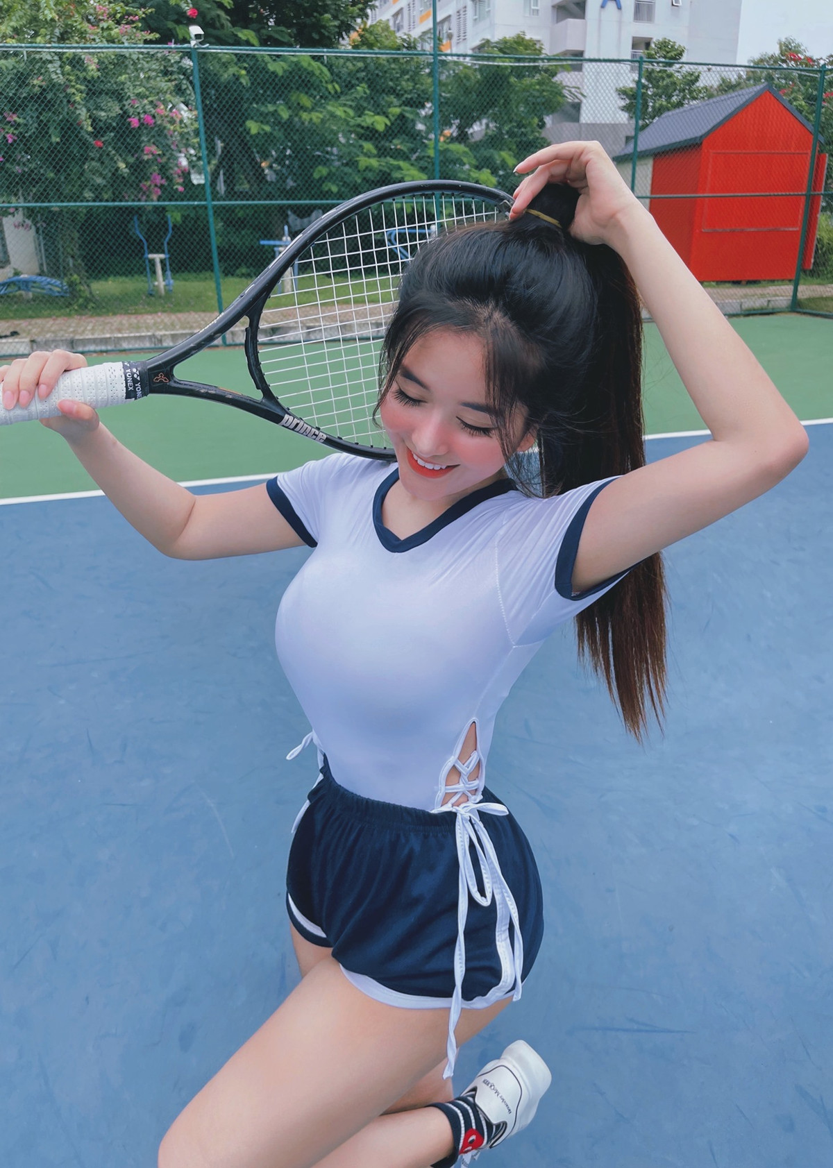 Biết được lợi thế của mình, Võ Ngọc Trân thường chọn những trang phục có thể giúp khoe vòng eo con kiến, đống thời tôn lên sự quyến rũ của vòng 1 đầy đặn.