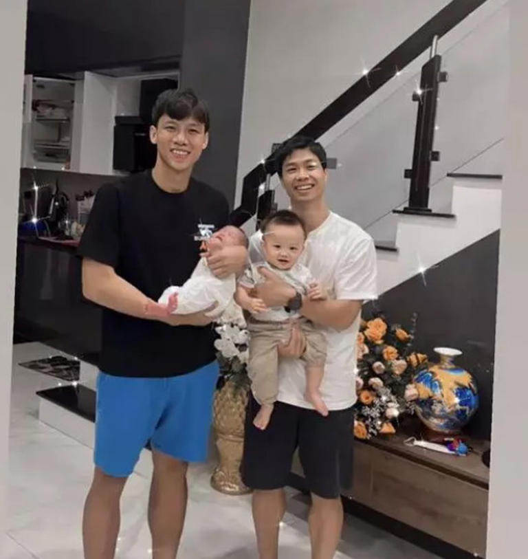 Mãi cho đến giữa tháng 8 năm ngoái, Công Phượng thông báo vợ đã hạ sinh con thành công thì dân tình mới biết.