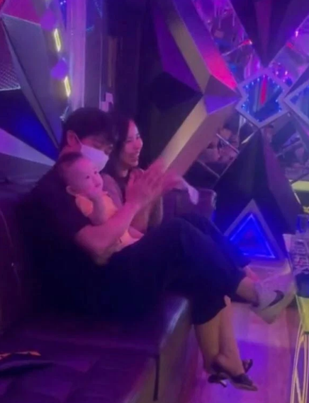 Dù bức ảnh khá mờ, được chụp từ phía xa nhưng có thể dễ dàng nhận ra vợ Công Phượng diện chiếc váy hoa trang nhã, để tóc xõa, nở nụ cười cực tươi hướng về phía ống kính máy ảnh.