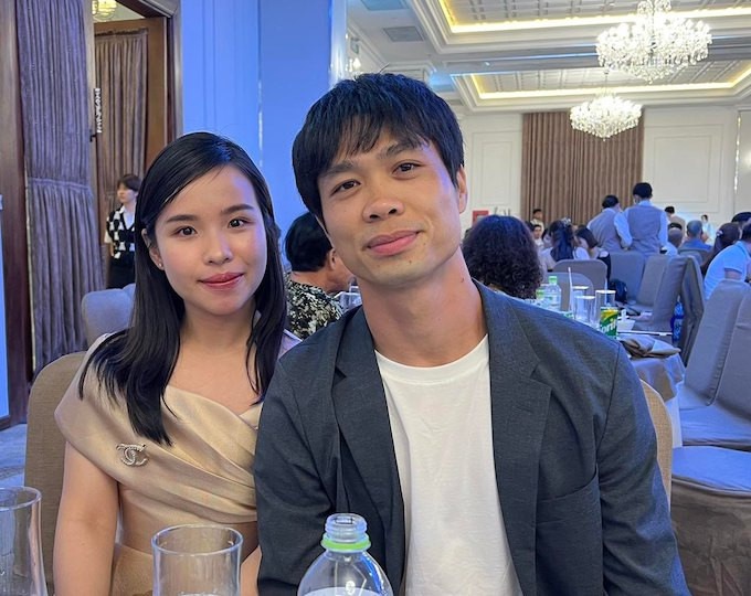 Có thể thấy Công Phượng là chân sút trẻ có hôn nhân viên mãn khi bà xã giỏi giang, là hậu phương vững chắc. Ảnh: Tổng hợp