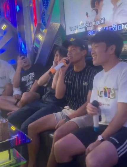 Về phần Công Phượng, anh giản dị với quần sooc đen, áo phông. Trong khi cậu con trai tên Mito nghịch ngợm, không chịu để cho bố bế.