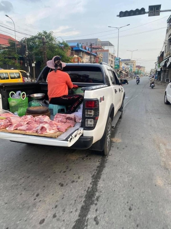Thế nhưng, bạn sẽ phải thay đổi ngay suy nghĩ ấy khi nhìn thấy hình ảnh người bán hàng rong cực kỳ “chất” sau đây, bởi họ sừ dụng xế hộp đắt đỏ để làm phương tiện đi lại.