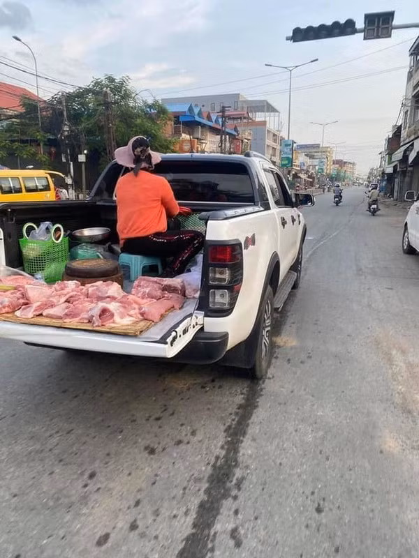 Thế nhưng, bạn sẽ phải thay đổi ngay suy nghĩ ấy khi nhìn thấy hình ảnh người bán hàng rong cực kỳ “chất” sau đây, bởi họ sừ dụng xế hộp đắt đỏ để làm phương tiện đi lại.