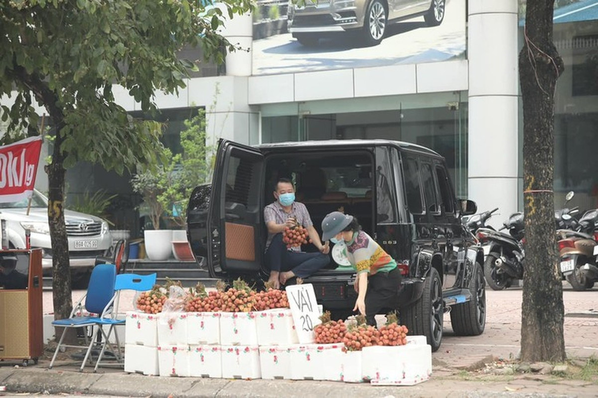 Hay hình ảnh người bán vải thiều giải cứu bên lề đường nhưng lại đi xế hộp gây chú ý những người qua lại.