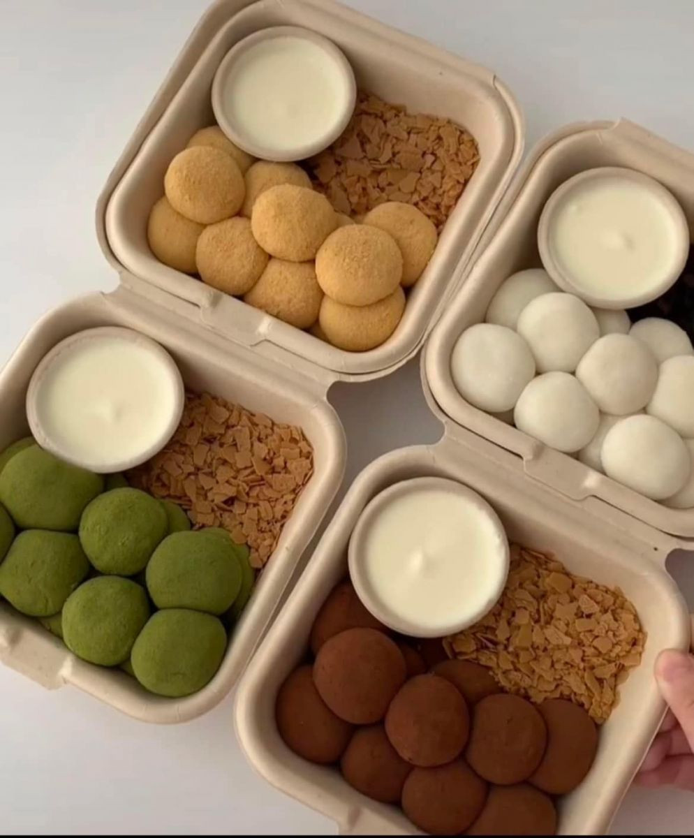 Cụ thể, món bánh mochi quen thuộc được biến tấu kết hợp với kem sữa (hoặc các hương vị sốt chấm kem khác). Chiếc bánh sau khi chấm một lớp kem sữa còn có thể chấm thêm topping là bánh quy bóp vụn, dừa khô, ốc quế cán vỡ, hạnh nhân...