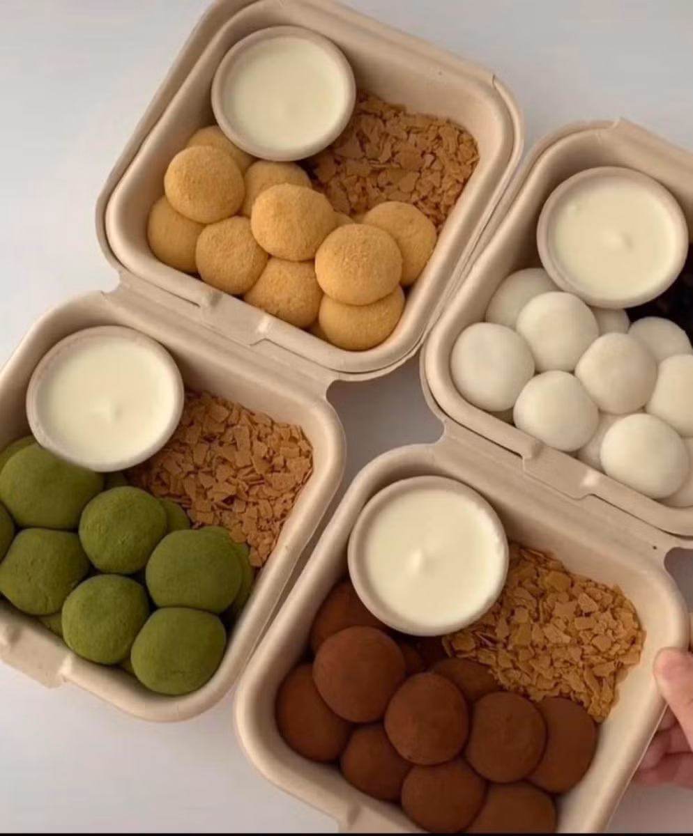 Cụ thể, món bánh mochi quen thuộc được biến tấu kết hợp với kem sữa (hoặc các hương vị sốt chấm kem khác). Chiếc bánh sau khi chấm một lớp kem sữa còn có thể chấm thêm topping là bánh quy bóp vụn, dừa khô, ốc quế cán vỡ, hạnh nhân...