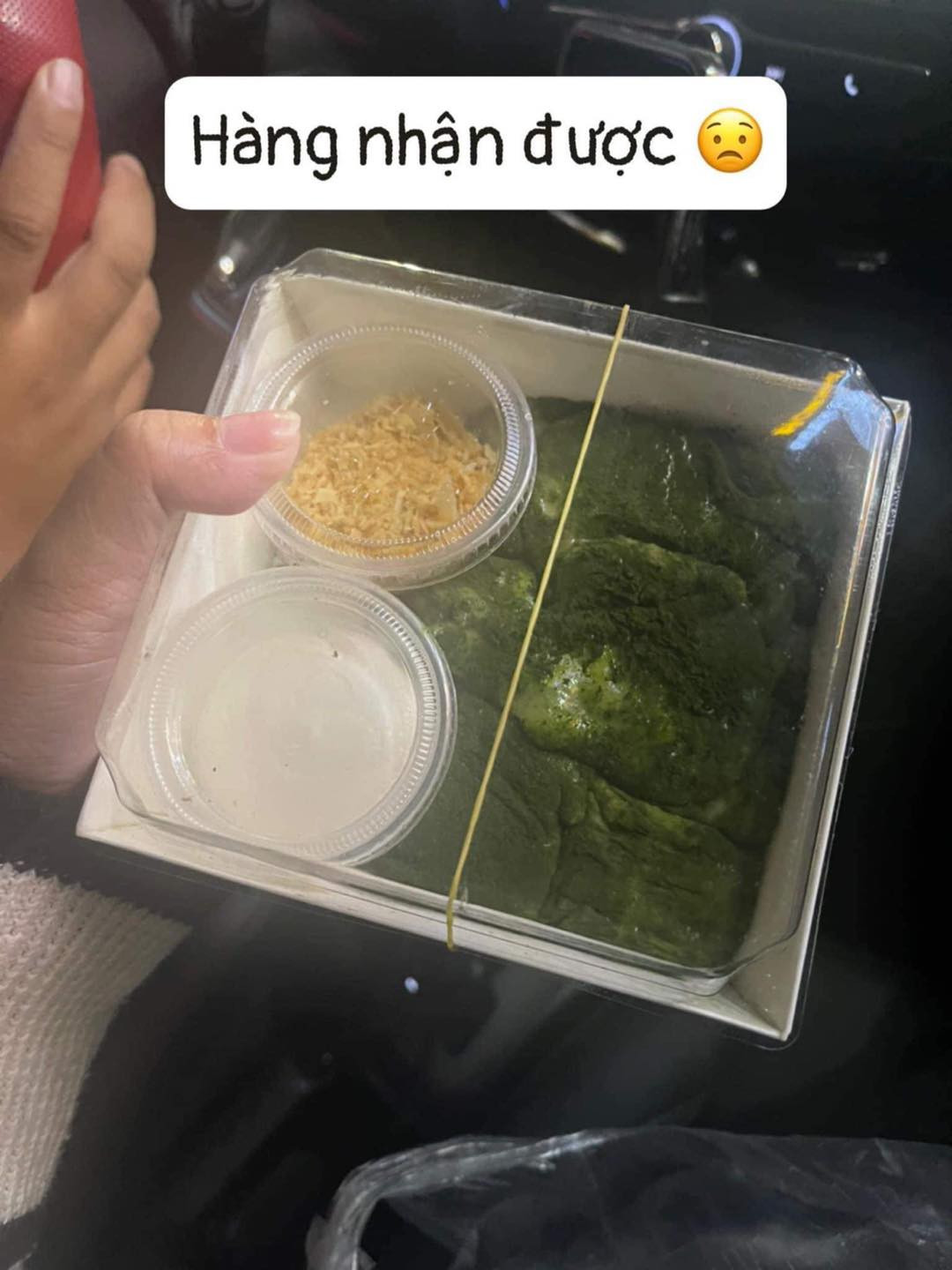 Sản phẩm bánh này lại quá nhão, nhảy kem và hoà quyện với nhau thành một khối khó mà nhấc ra khỏi hộp.