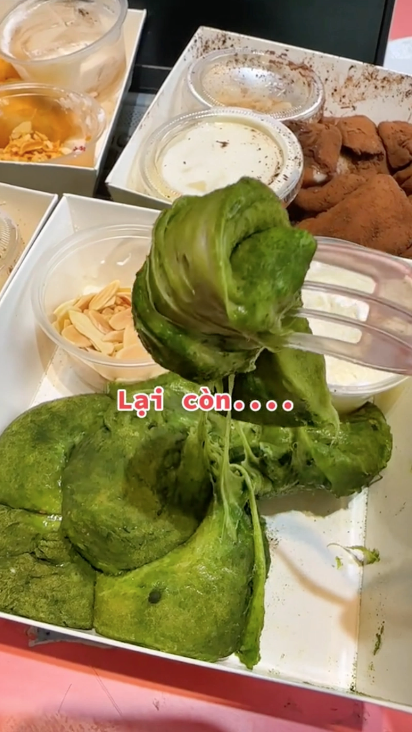 Lướt TikTok không khó bắt gặp những clip làm về bánh này. Thu hút đến hàng triệu view. Ảnh: Tổng hợp