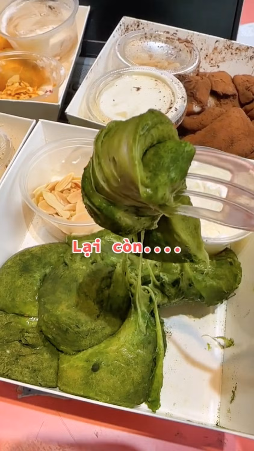 Lướt TikTok không khó bắt gặp những clip làm về bánh này. Thu hút đến hàng triệu view. Ảnh: Tổng hợp