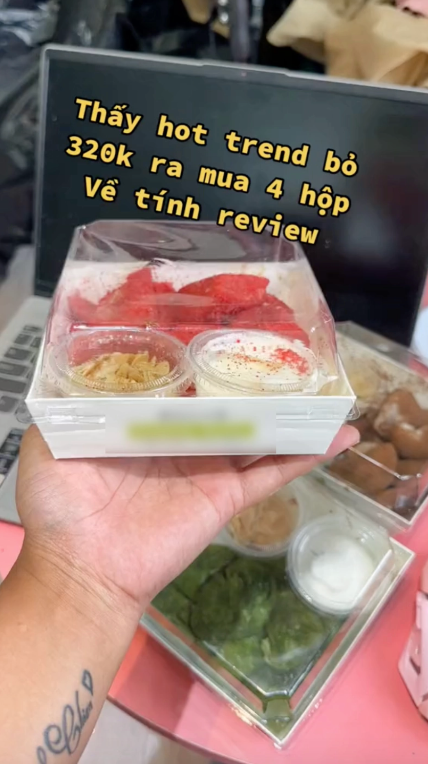 Không còn giữ được hình dạng ban đầu, khi dùng dĩa nhấc lên bỗng "tan tành mây khói" là món bánh khi nhận về tay của không ít bạn trẻ thời gian qua.