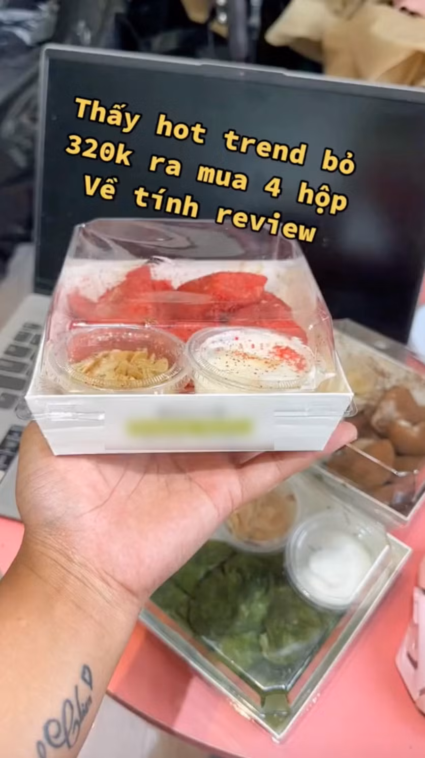 Không còn giữ được hình dạng ban đầu, khi dùng dĩa nhấc lên bỗng "tan tành mây khói" là món bánh khi nhận về tay của không ít bạn trẻ thời gian qua.