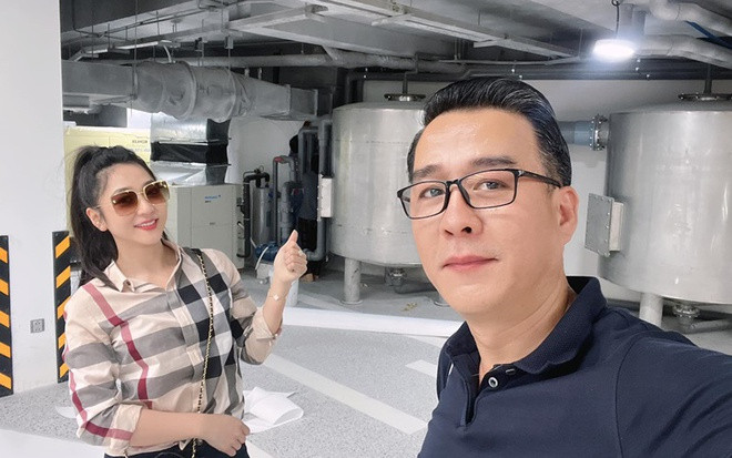 Hà Thanh Xuân và Thắng Ngô biết nhau lần đầu vào tháng 4/2021 khi được một đạo diễn "làm mai". Đây cũng là thời điểm nam doanh nhân và vợ cũ thống nhất ly hôn.