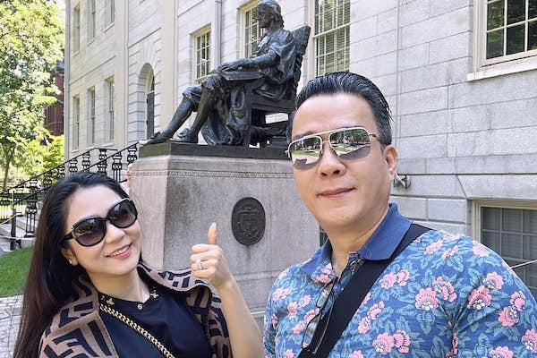 Mặc kệ dư luận chỉ trích, cả hai vẫn dành tình cảm cho nhau và thống nhất kết hôn chỉ sau thời gian ngắn tìm hiểu. Ảnh: FBNV