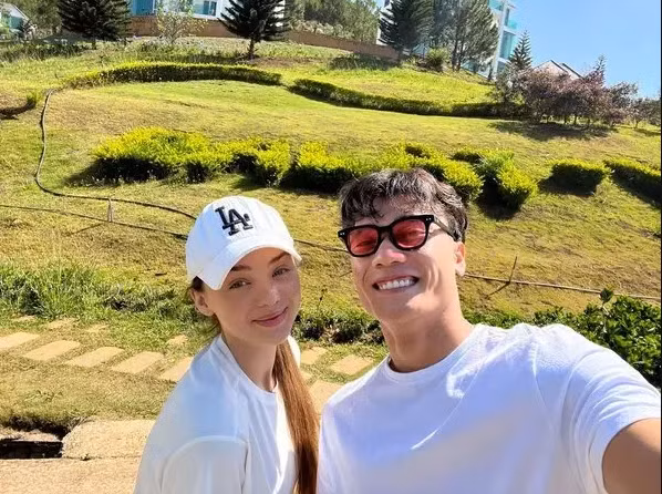 Dẫu vậy, khi không có son môi, trông nàng WAGs khá bợt bạt ở những góc quay chụp không cười.