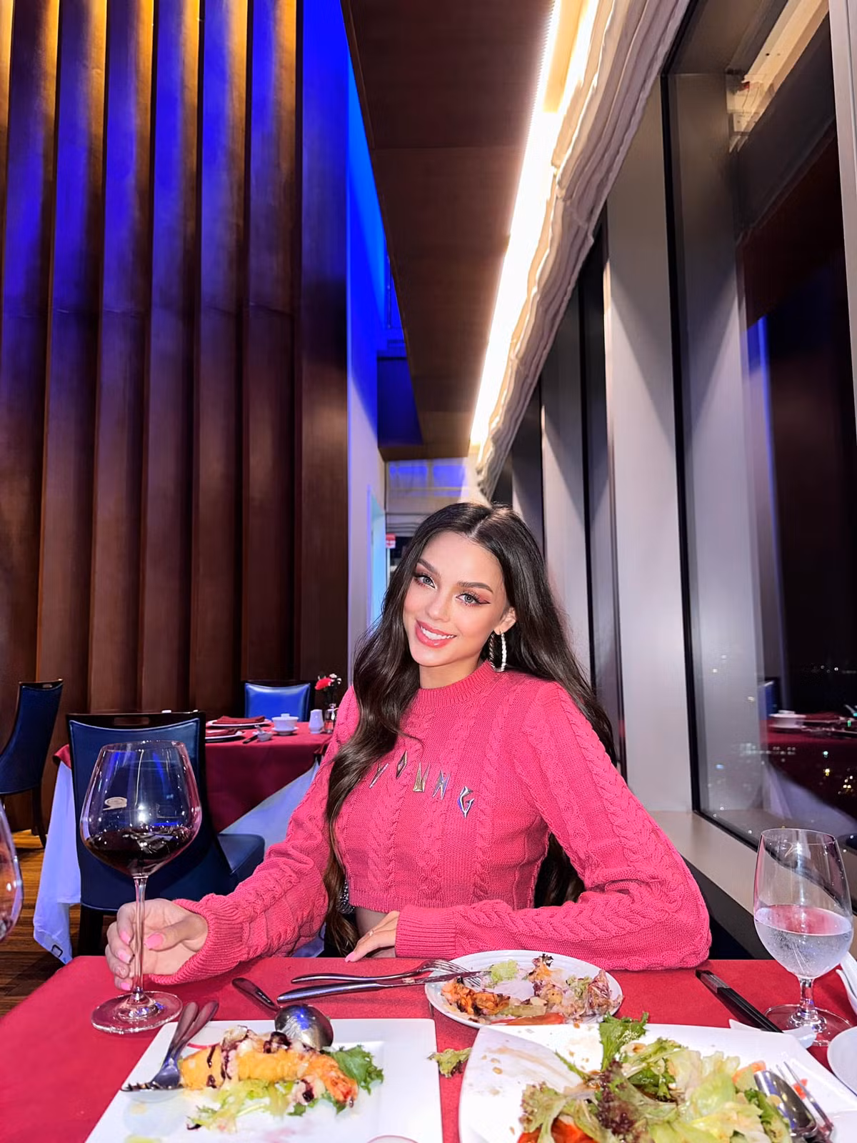 Làn da của người đẹp 10X dù phải trang điểm nhiều vẫn rất rạng rỡ, không tì vết.