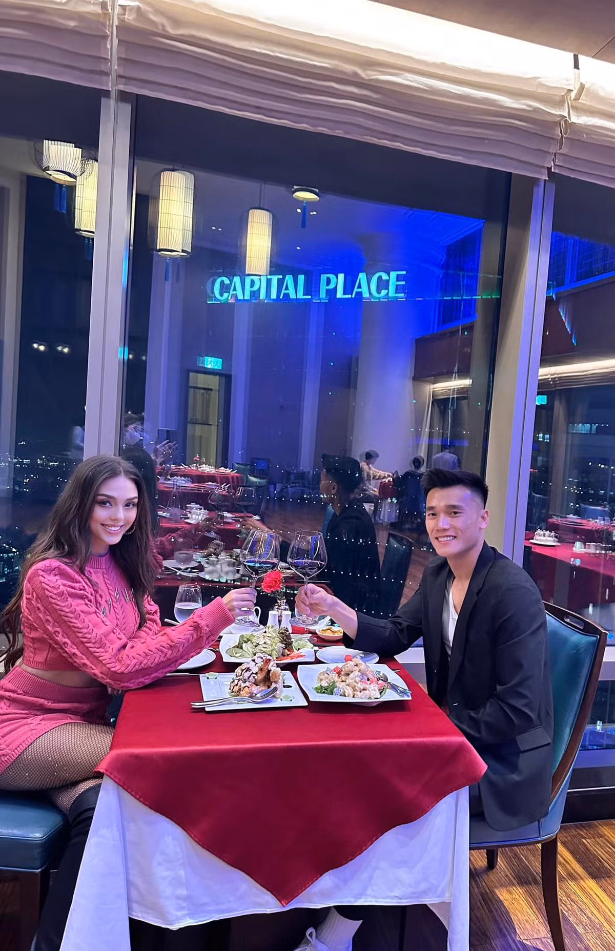 Dù bận rộn nhưng thủ môn Bùi Tiến Dũng vẫn dành thời gian gọi điện thoại về trò chuyện với người thân.