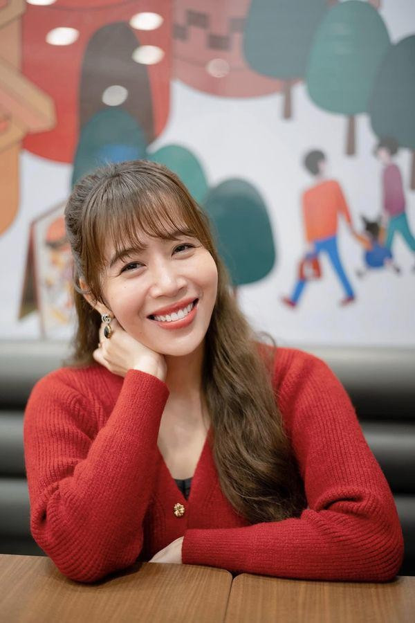 Độ "lão hoá ngược" của cô lại càng khiến thiên hạ trầm trồ hơn khi selfie, chụp hình cùng con gái.