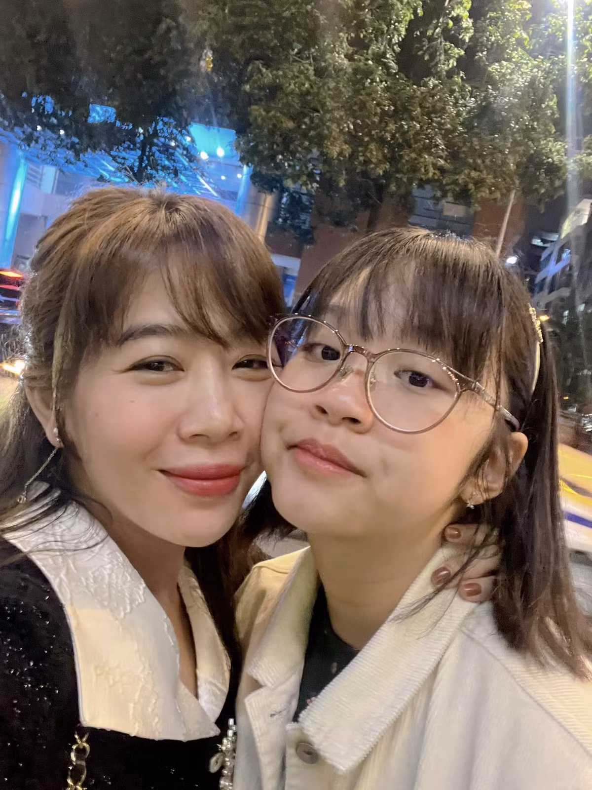 Nữ MC gây ấn tượng với lối dẫn duyên dáng và nụ cười dễ mến.