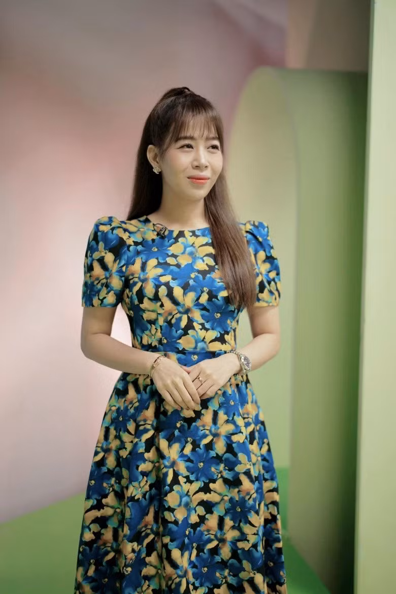 Trên trang cá nhân, Diệp Chi vẫn thường dí dỏm gọi con gái là em. Hai mẹ con thân thiết nhau như chị em, đi đâu cũng có mặt nhau.