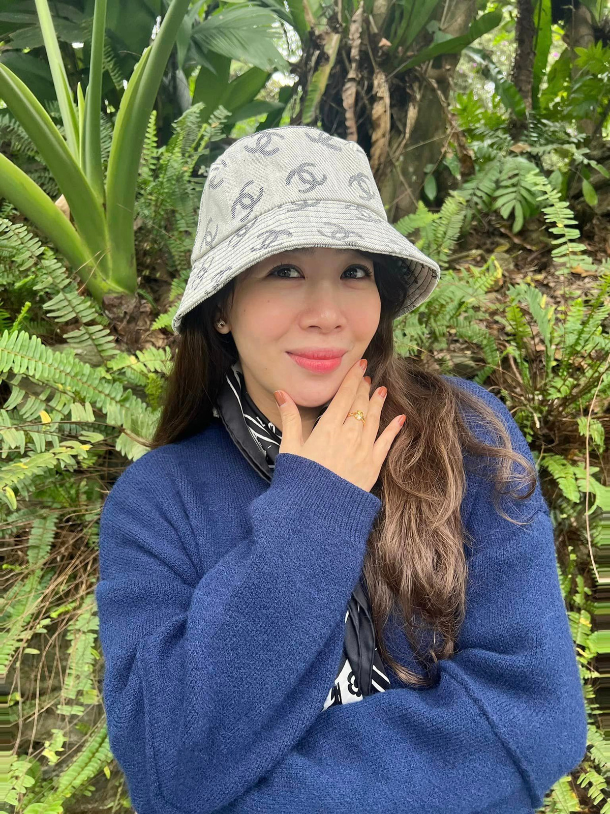 Hai mẹ con MC Diệp Chi thường xuyên đi du lịch cùng nhau, chụp ảnh kỷ niệm không khác gì hai chị em.