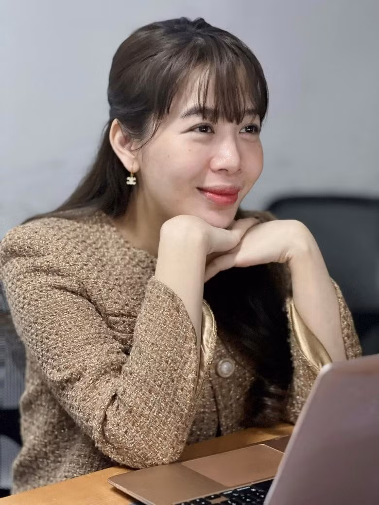 Mặc dù công việc bộn bề và chăm sóc con một mình nhưng ai cũng công nhận rằng nữ MC VTV vẫn sở hữu được vẻ đẹp như trẻ ra chục tuổi.