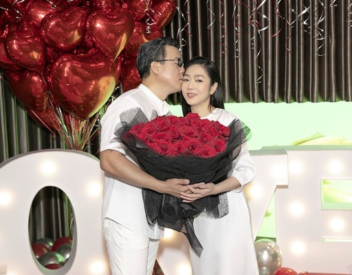 "Vua cá Koi từng rất nhiều lần thể hiện tình cảm với vợ bằng câu chữ. Anh cũng từng thổ lộ: “Mối tình giữa tôi và Hà Thanh Xuân thực sự là nhân duyên, do một sự sắp đặt nào đó của định mệnh”, hay sẵn sàng đứng ra bảo vệ bạn gái trước những lời tố kết hôn vì vật chất: “Nếu vì tiền, chắc chắn Xuân không chọn tôi vì có rất nhiều đại gia theo đuổi cô ấy. Tôi không hoàn hảo, cô ấy cũng vậy và chúng tôi yêu nhau”.