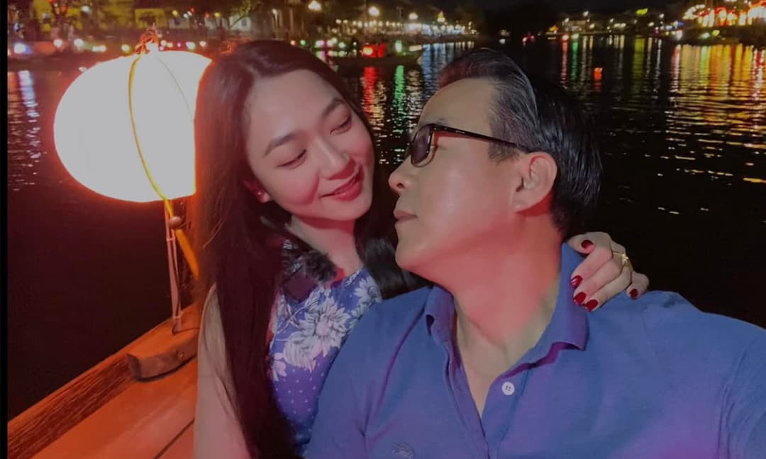 Không hề kém cạnh ông xã, Hà Thanh Xuân cũng không ngại bày tỏ tình yêu của mình. “Ngày Xuân tròn 34 tuổi cũng là ngày đánh dấu một cột mốc quan trọng trong cuộc đời của mình. Giờ đây Xuân đã có một bờ vai vững chắc để nương tựa, một người tri kỷ để chia sẻ mọi khoảnh khắc vui buồn, thăng trầm trong cuộc sống! 2 is better than 1”, nữ ca sĩ hải ngoại xúc động chia sẻ trong lễ cưới.