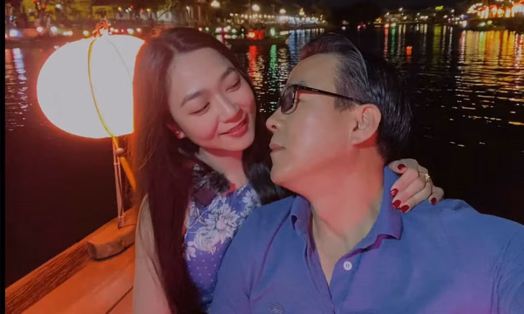 Không hề kém cạnh ông xã, Hà Thanh Xuân cũng không ngại bày tỏ tình yêu của mình. “Ngày Xuân tròn 34 tuổi cũng là ngày đánh dấu một cột mốc quan trọng trong cuộc đời của mình. Giờ đây Xuân đã có một bờ vai vững chắc để nương tựa, một người tri kỷ để chia sẻ mọi khoảnh khắc vui buồn, thăng trầm trong cuộc sống! 2 is better than 1”, nữ ca sĩ hải ngoại xúc động chia sẻ trong lễ cưới.