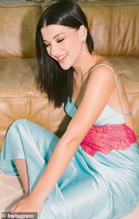 Phoebe Gates theo học tại trường trung học quý tộc Lakeside ở Seattle. Đây cũng chính là ngôi trường mà cha cô đã tốt nghiệp khi ông còn là một thiếu niên.