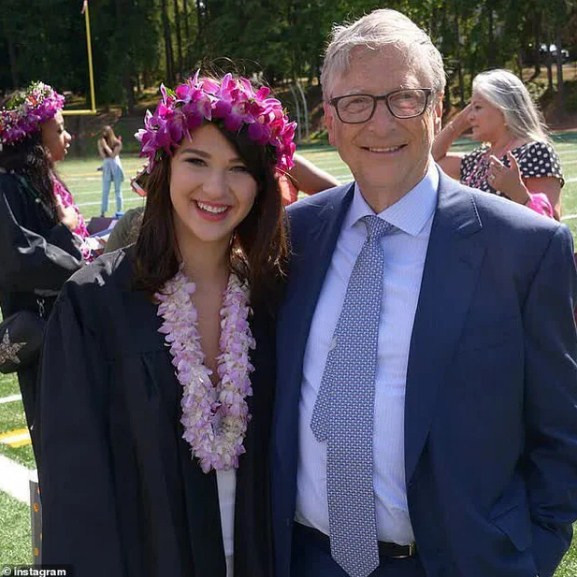 Phoebe Adele Gates (sinh năm 2002) là con út trong 3 người con của tỷ phú Bill Gates và vợ cũ Melinda.