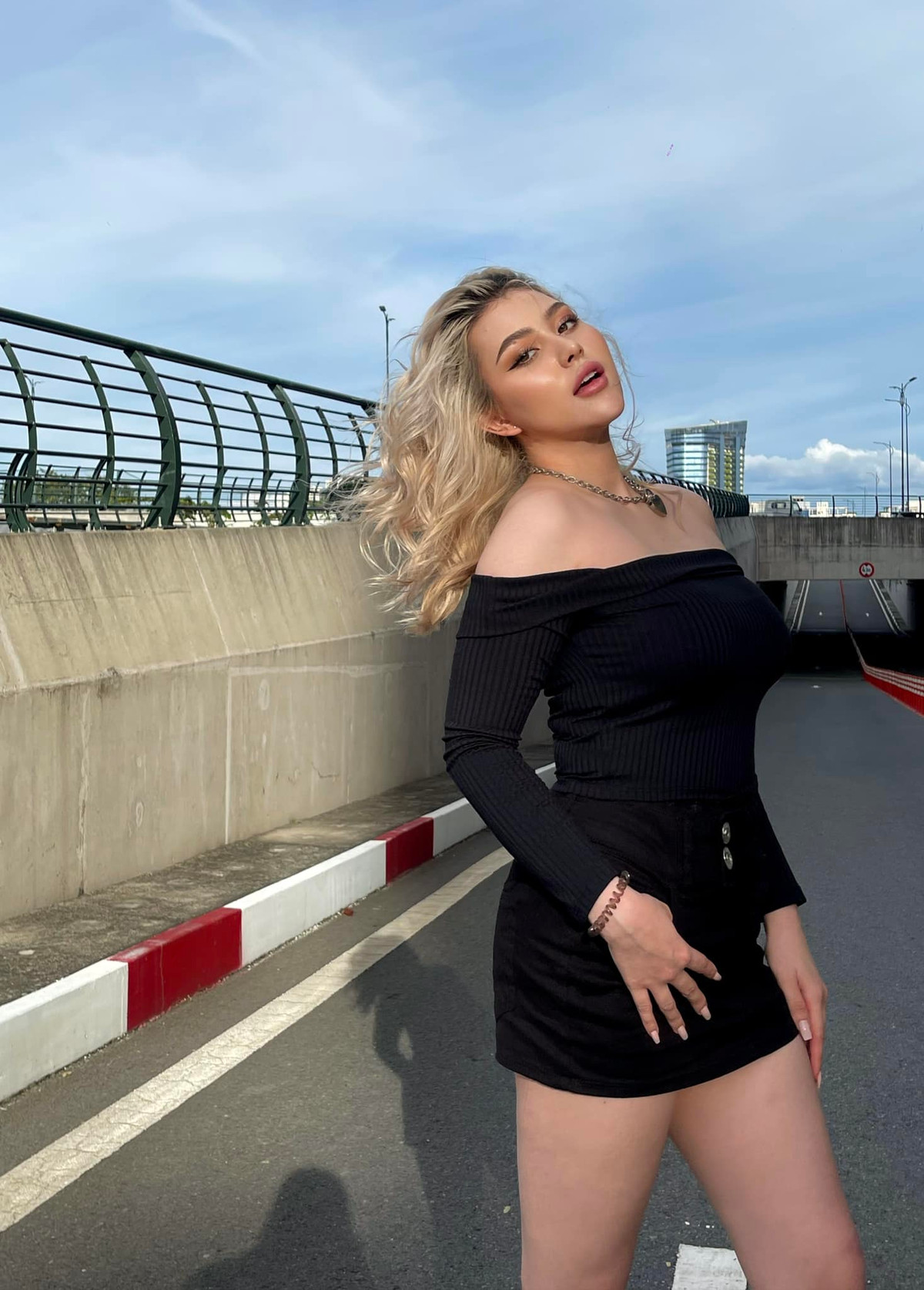 Nói về những thay đổi sau khi làm mẹ, hot girl tâm sự, cô thấy mình biết sống có trách nhiệm với gia đình hơn. Ảnh: FBNV