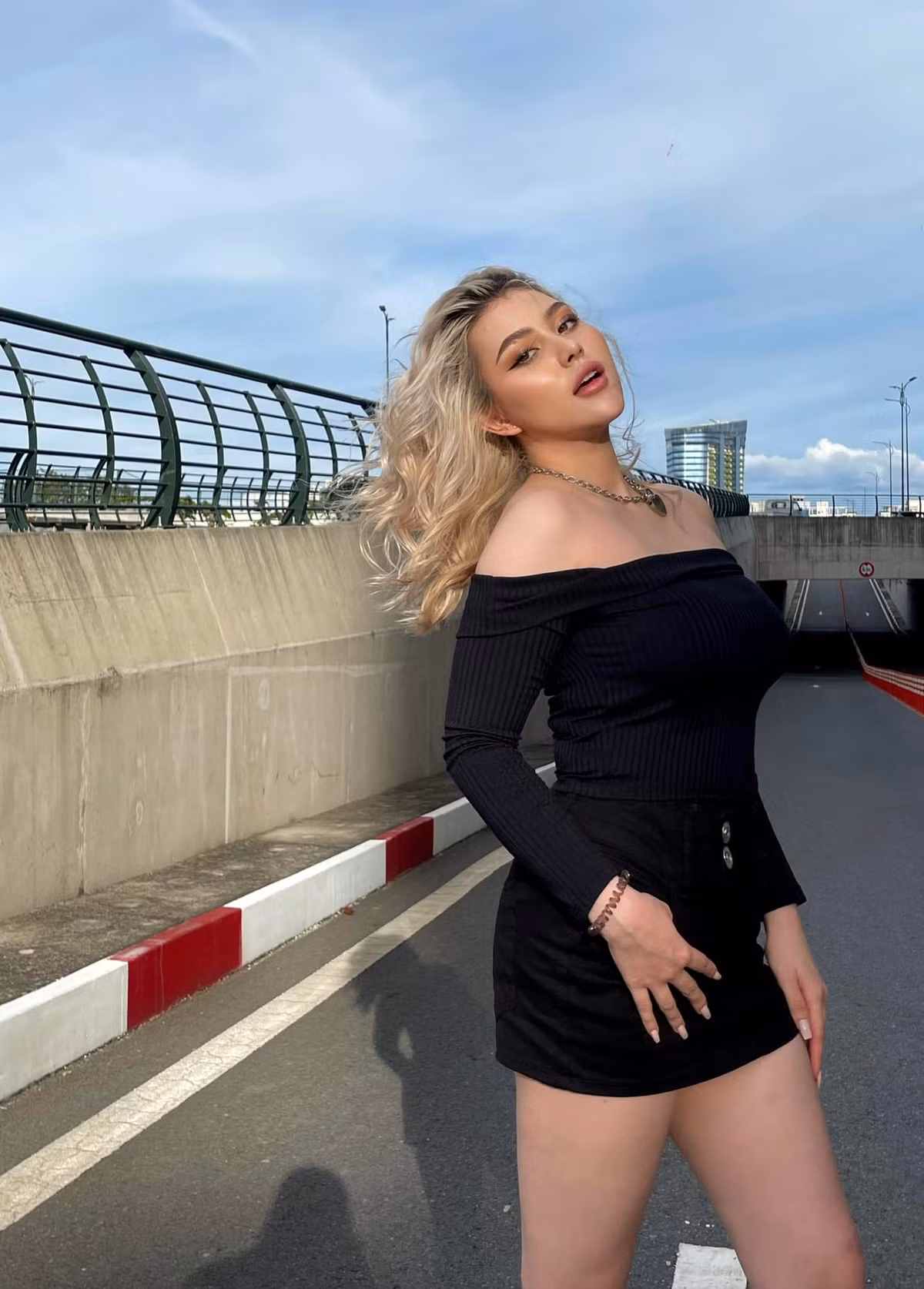 Nói về những thay đổi sau khi làm mẹ, hot girl tâm sự, cô thấy mình biết sống có trách nhiệm với gia đình hơn. Ảnh: FBNV